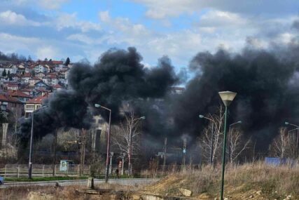 Požar kod Željezničke stanice u Sarajevu, vatrogasci na terenu