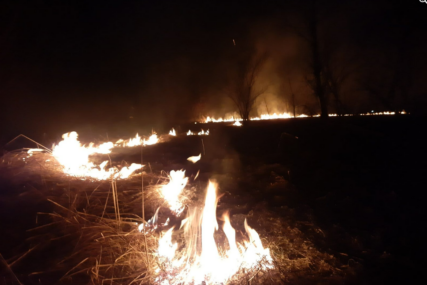 Teška noć za vatrogasce u Tuzli: Širi se požar, nepristupačan teren otežava gašenje