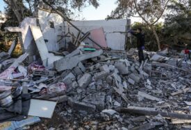 U izraelskim vazdušnim napadima na Rafu poginule najmanje 22 osobe