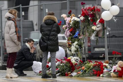 Rusi odaju počast žrtvama terorističkog napada u Moskvi: Pale svijeće i donose cvijeće i igračke