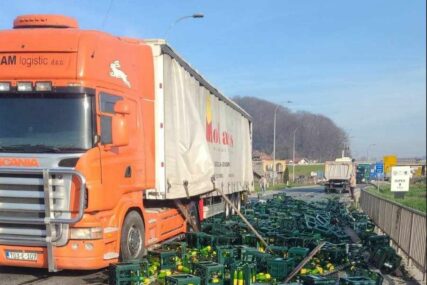Šićki Brod: Iz kamiona ispale staklene flaše (VIDEO)