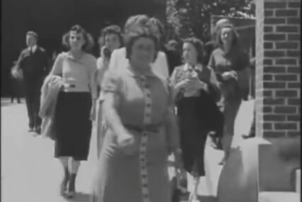 Snimak iz 1938. zbunio ljude, šta žena drži u ruci? "Ovo je moja prabaka"