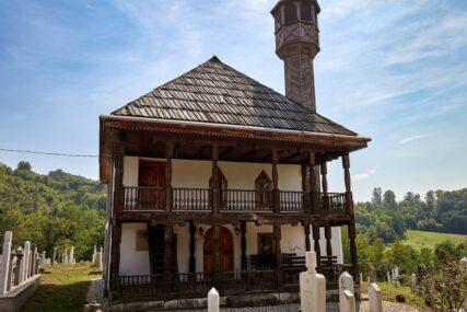 Primjer tradicionalnog bosanskog graditeljstva: Džamije u Džebarima, Priluku i Špionici