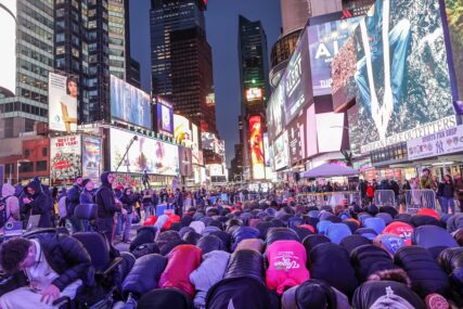 ZANIMLJIVE SLIKE SA ULICA "VELIKE JABUKE": Teravih-namaz na Times Squareu u New Yorku (FOTO)