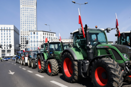 Oko 70.000 poljoprivrednika blokiralo puteve koji vode do Varšave