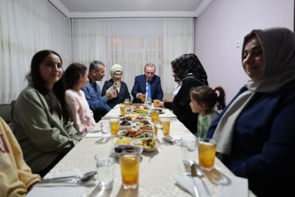 TRADICIJA Erdogan sa suprugom Emine iftario kod turske porodice u Ankari (FOTO)