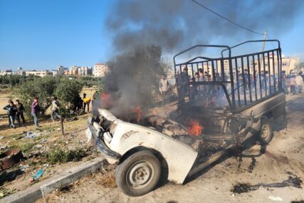 Rafah: Izraelski zločinci pogodili vozilo koje prevozi hurme, ubili dva Palestinca (FOTO)