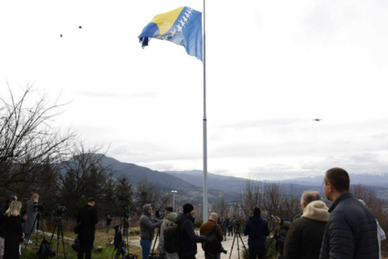 U čast obilježavanja Dana nezavisnosti zavijorila se zastava BiH na brdu Hum (FOTO)