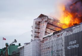 Gori jedna od najpoznatijih zgrada u Copenhagenu, srušio se i kultni toranj (VIDEO)