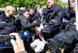 Berlin: Policija nasilno uklonila kamp propalestinskih demonstranata kod zgrade parlamenta (FOTO)