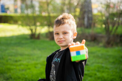 Fantastični dječak iz Maglaja: Ima 8 godina, a kao veliki sklapa Rubikove kocke za samo nekoliko sekundi