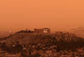 Nebo iznad Atine obojeno u narandžasto zbog pustinjske prašine iz Afrike