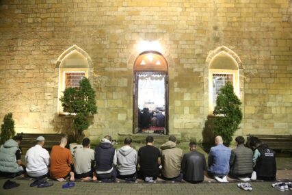 Muslimani u beogradskoj Bajrakli džamiji obilježavaju Lejletul-kadr (FOTO)