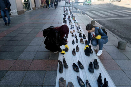 Okom kamere Bosnainfo Staza sjećanja: 11.541 par cipela za ubijene Sarajlije (FOTO+VIDEO)