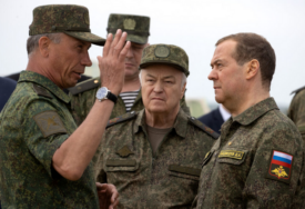 Medvedev pozvao američke neprijatelje da koriste rusko oružje protiv SAD
