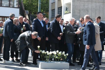 Delegacija iz RS položila cvijeće i zapalila svijeće u Dobrovoljačkoj: "Bolje stotinu godina pregovarati nego jednu godinu ratovati" (FOTO)