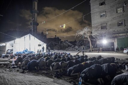 Ramazan u Gazi: Palestinci na ruševinama džamije obilježili noć Lejletul-kadr (FOTO)