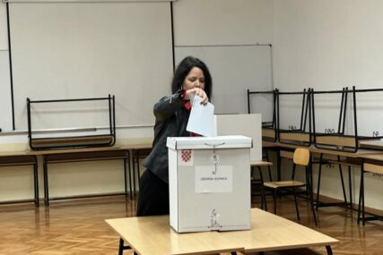 Glasanje u Sarajevu za parlamentarne izbore u Hrvatskoj