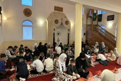 PRELIJEPE SLIKE IZ SREBRENICE Organizovali iftar za oko stotinu djece (FOTO)