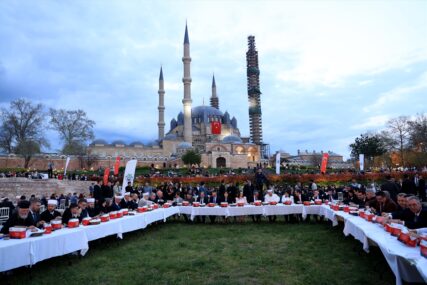 Iftaru na otvorenom u Edirneu prisustvovalo pet hiljada ljudi (FOTO)