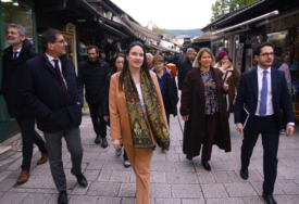Gradonačelnica Sarajeva prošetala Baščaršijom sa zvaničnicima iz Francuske