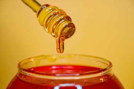 Jeste li već probali piti čašu tople vode s medom i limunom? Kad je najbolje konzumirati med?
