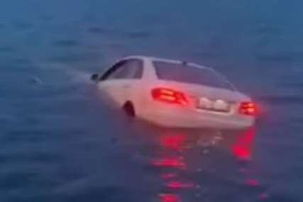 Vozio prebrzo pa u Zadru Mercedesom sletio u more (VIDEO)