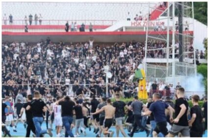 Policija morala reagovati: Navijači Zrinjskog upali na teren po završetku utakmice