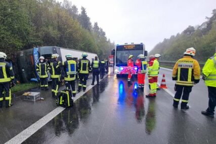 Na auto-putu u Njemačkoj prevrnuo se autobus, povrijeđeno 27 učenika