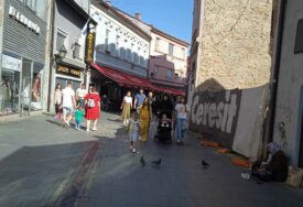 Zbog suše pojedina naselja u Tuzli bez vode, građani pomoć dobijaju kroz cisterne