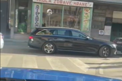 KAD ISPADNEŠ "PAPAK"... Dubrovčanin se parkirao nepropisno i napravio saobraćajni haos u centru Sarajeva (FOTO)