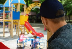 Djevojčice u centru grada snimile pedofila: Vidjele smo šta je radio rukama u predjelu intime, dok nas je gledao