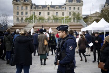 Francuska: Policija uklanja migrante s centralnog trga u Parizu uoči Olimpijskih igara