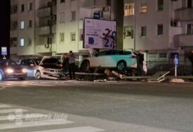 Teška nesreća u Mostaru: Automobilom se zakucao u stub ulične rasvjete, ima povrijeđenih