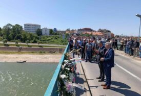 Polaganjem cvijeća na mostu preko rijeke Save obilježena 32. godišnjica stradanja civila