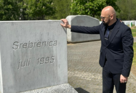 "Nisam slučajno ovdje" Ramo Isak posjetio Srebrenicu, obišao mezarje i odao počast žrtvama genocida