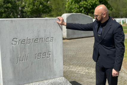 "Nisam slučajno ovdje" Ramo Isak posjetio Srebrenicu, obišao mezarje i odao počast žrtvama genocida