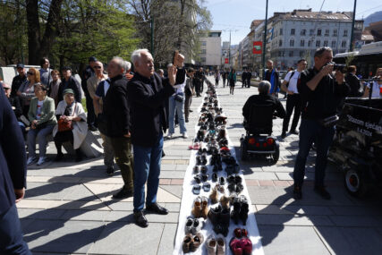 POTRESNI PRIZORI U SARAJEVU Nepregledna staza obuće kao spomen na one kojih više nema (FOTO)