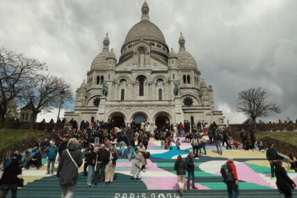 Stepenice koje vode do bazilike Presvetog srca, jedan od simbola Pariza, oslikane za Olimpijske igre