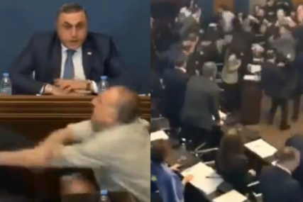 Tuča u sali parlamenta, nastavljena i u hodniku (VIDEO)