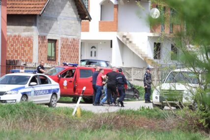 Policija dovela osumnjičenog za ubistvo Danke u dvorište kuće: Sproveden s lisicama na rukama