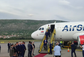 Prvim avionom za Mostar stigao Vučić