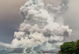 Eruptirao vulkan Ruang: Aerodrom zatvoren, stanovništvo evakuisano