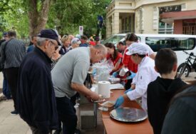 1. maj obilježen u Mostaru dijeljenjem graha (FOTO)