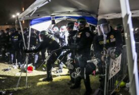 Policija u Kaliforniji pod punom opremom razbila pro-palestinski protestni kamp na UCLA-ju