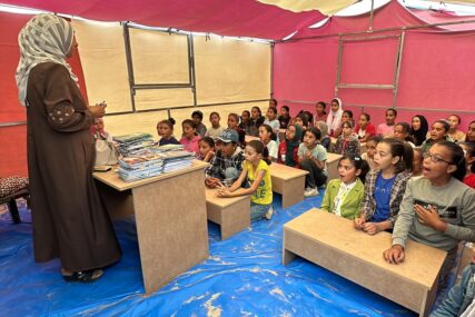 Djeca u Gazi uče u školi napravljenoj od šatora (FOTO)