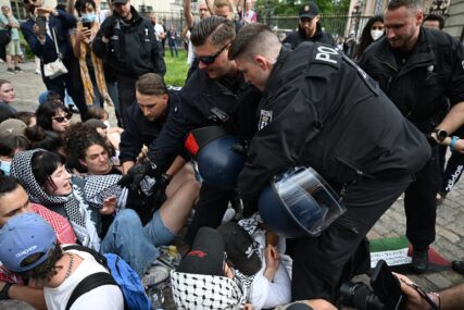 Njemačka: Policija intervenisala tokom propalestinskog protesta u univerzitetskom kampusu (FOTO)