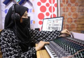 UPRKOS MJERAMA TALIBANA Na jednom radiju u Afganistanu uglavnom rade žene