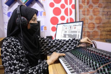 UPRKOS MJERAMA TALIBANA Na jednom radiju u Afganistanu uglavnom rade žene
