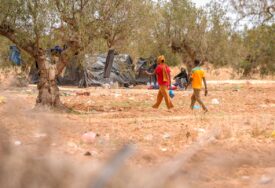 NADA ZA BOLJI ŽIVOT Afrički migranti u teškim uslovima u Sfaxu traže put do Evrope